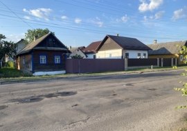 Невдалий маневр заднім ходом: у Дубровиці водій фури протаранив легковик