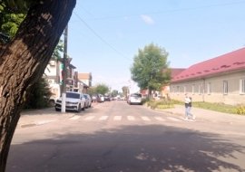 Невдалий маневр біля «Комори»: у Дубровиці водій «Мерседеса» врізався в припарковане авто