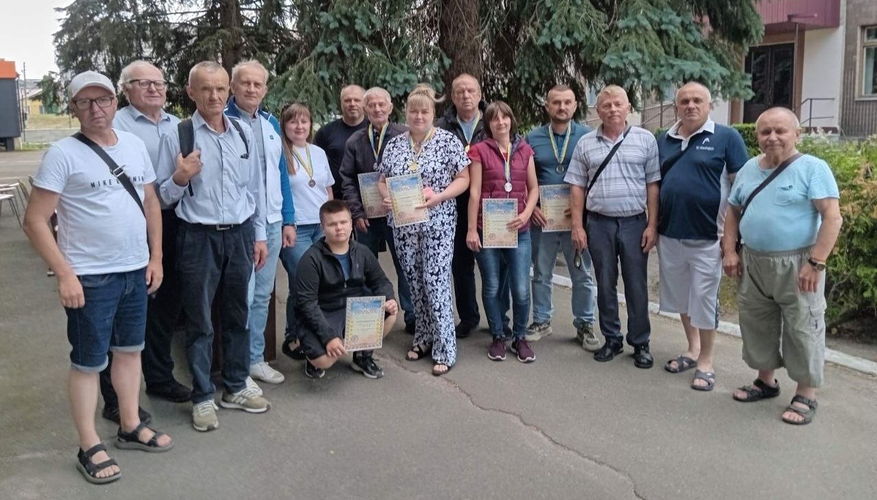Учасники турніру з шашок біля Центру дитячої та юнацької творчості
