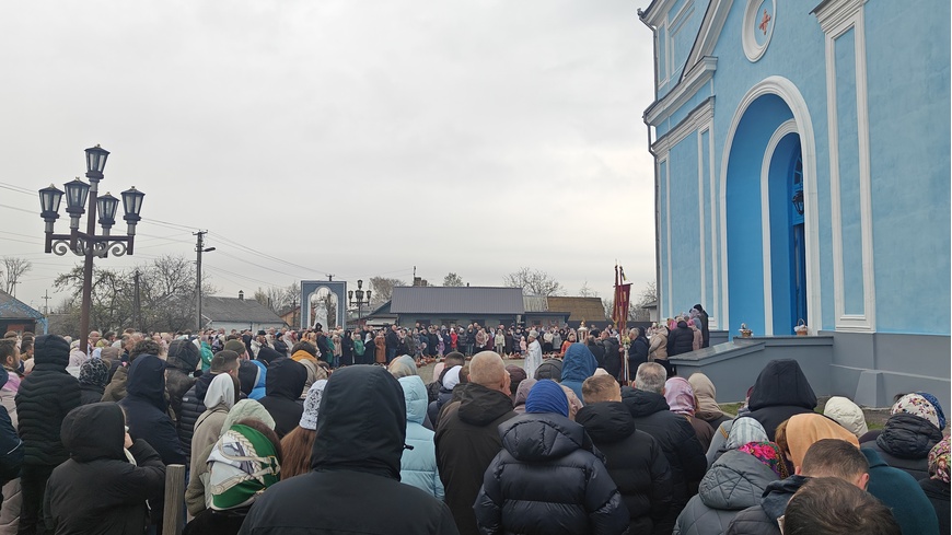 На Великдень біля церкви Різдва Пресвятої Богородиці
