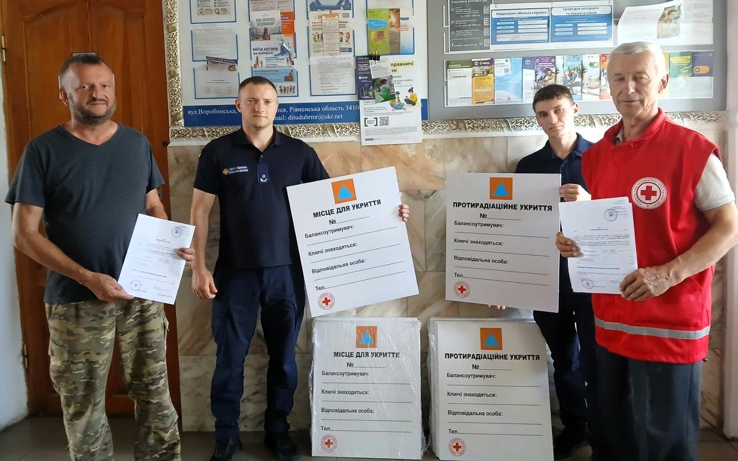 Микола Кохно (ліворуч) разом із працівниками ДСНС і представником місцевого осередку Червоного Хреста — світлина з офіційного пабліку міської ради у Facebook