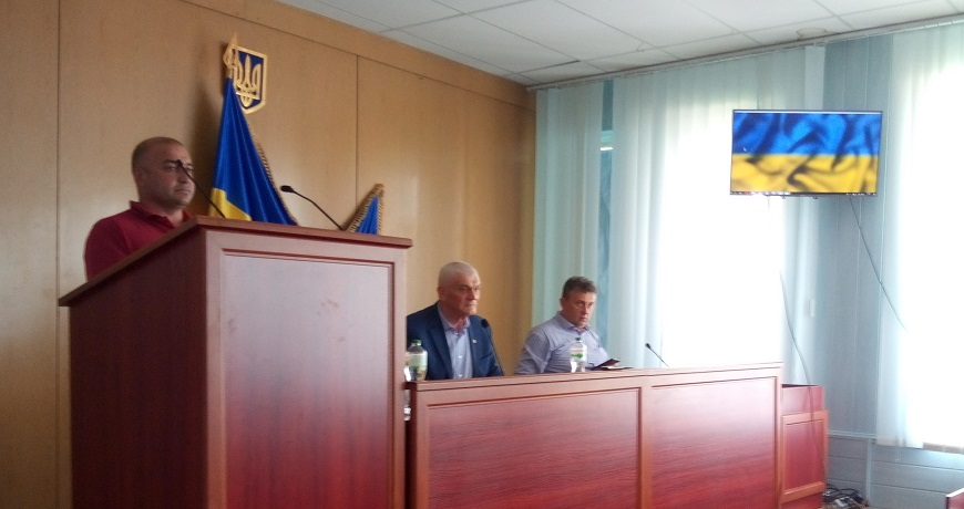 Віталій Мовчун під час виступу в сесійній залі