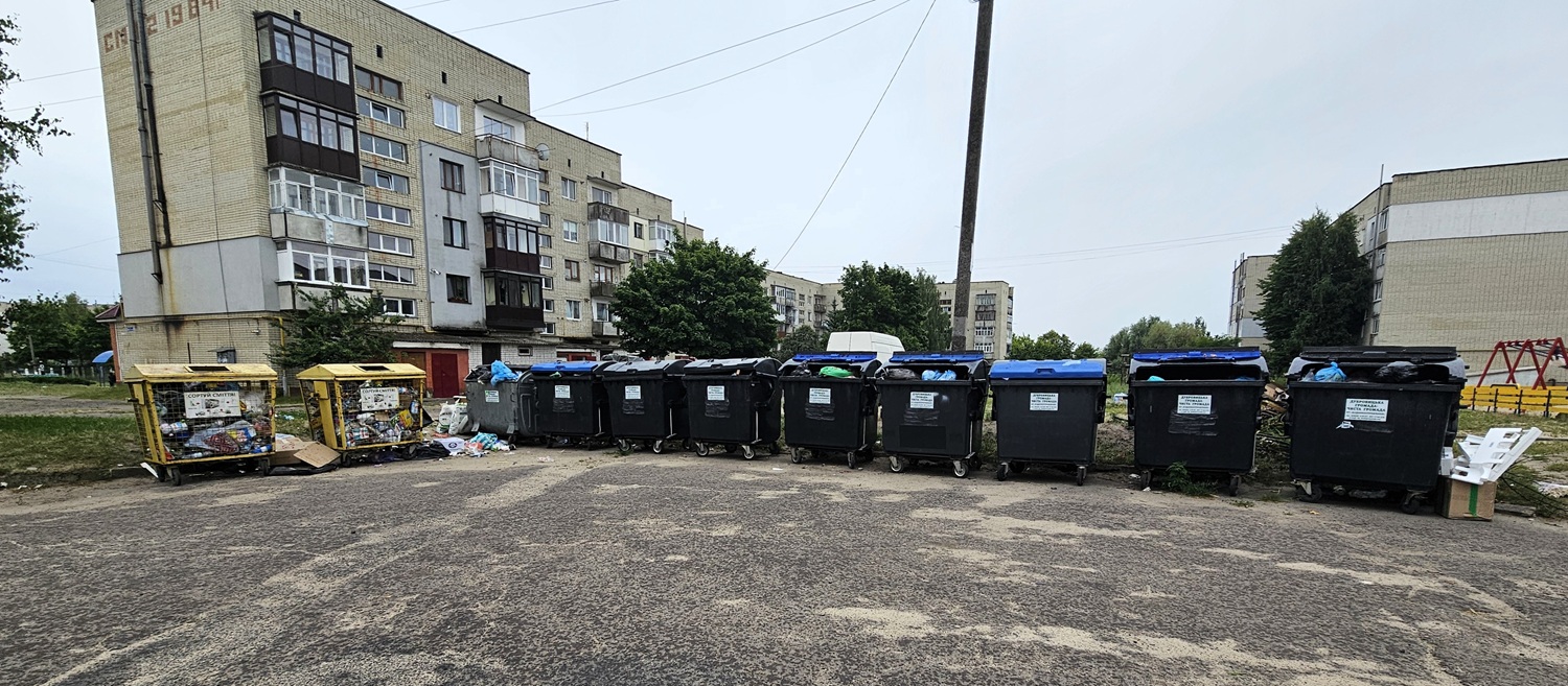 Майданчик для збирання побутових відходів з євроконтейнерами двох різних типів на вул. Віктора Головка