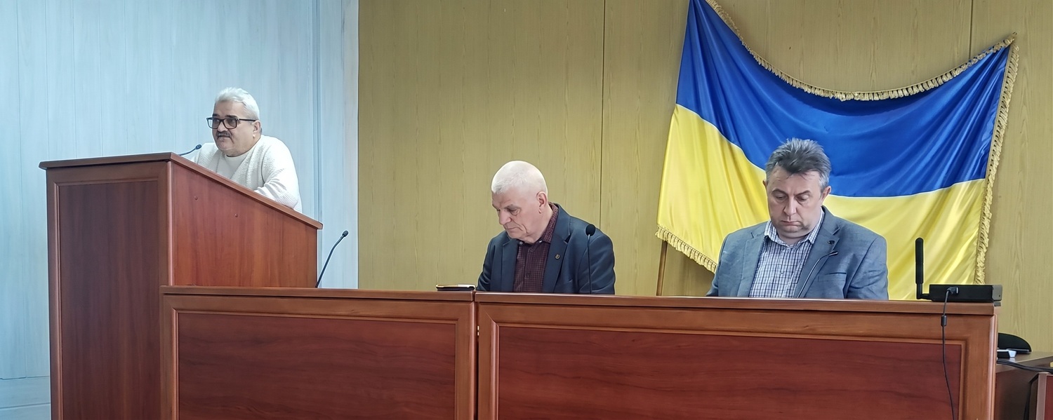 Зліва: заступник міського голови Юрій Яременко під час затвердження програми розвитку житлово-комунального господарства, 18 грудня 2025 року