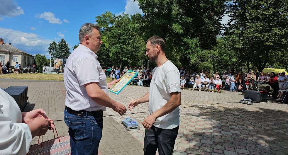 Під час нагородження солдата Василя Таборовця за сумлінну службу