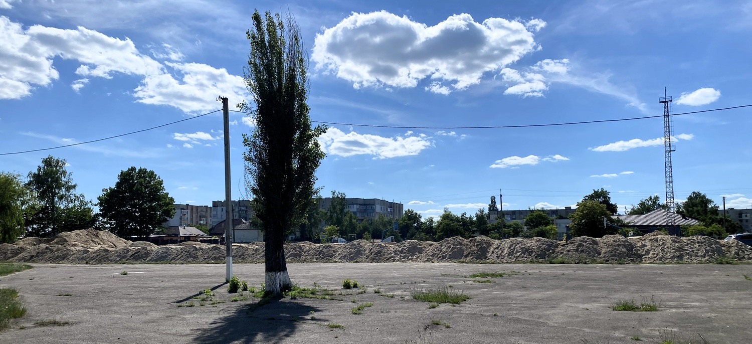 Територія футбольного майданчика біля ліцею № 2 під час будівництва протирадіаційного укриття, червень 2026 року