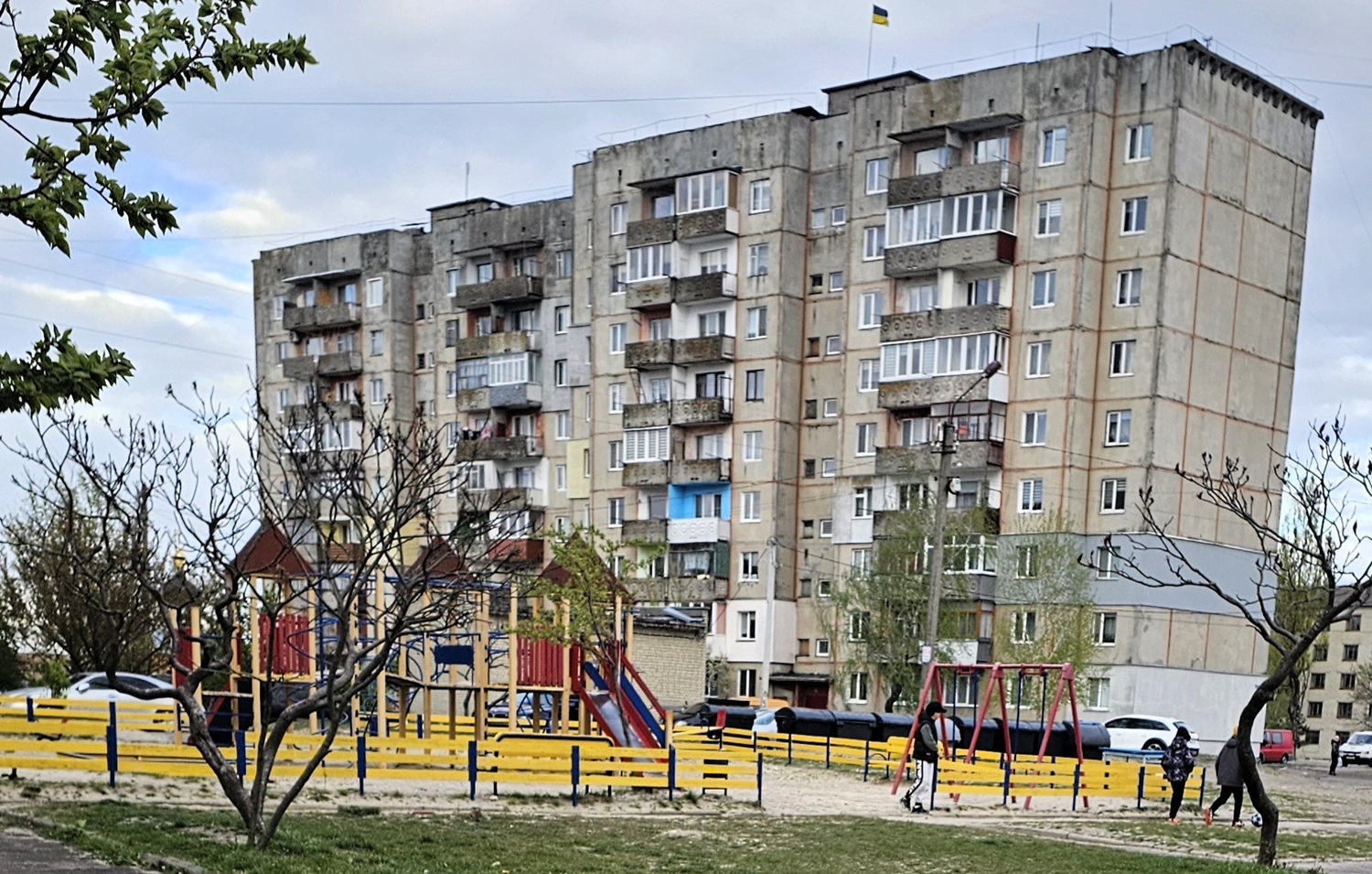 Дев'ятиповерхівка та дитячий ігровий майданчик на вулиці Віктора Головка, квітень 2026 року