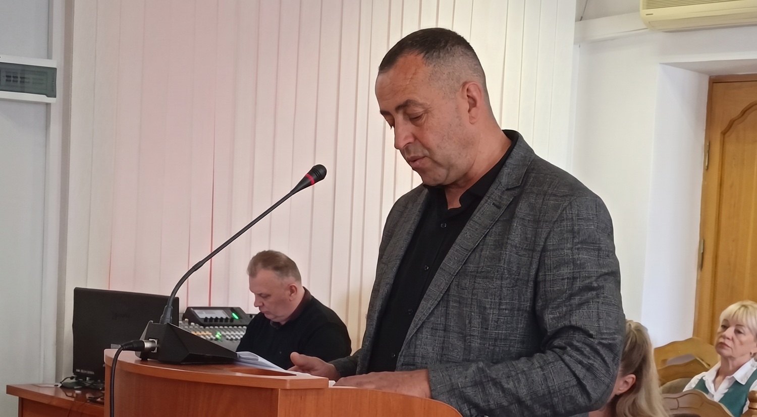 Директор Дубровицького ліцею Володимир Кушнір під час свого виступу на засіданні постійної комісії з питань гуманітарної політики 18 червня 2026 року року